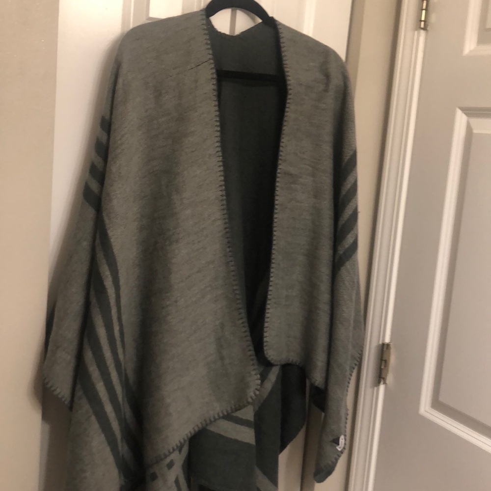 BB Dakota reversible poncho